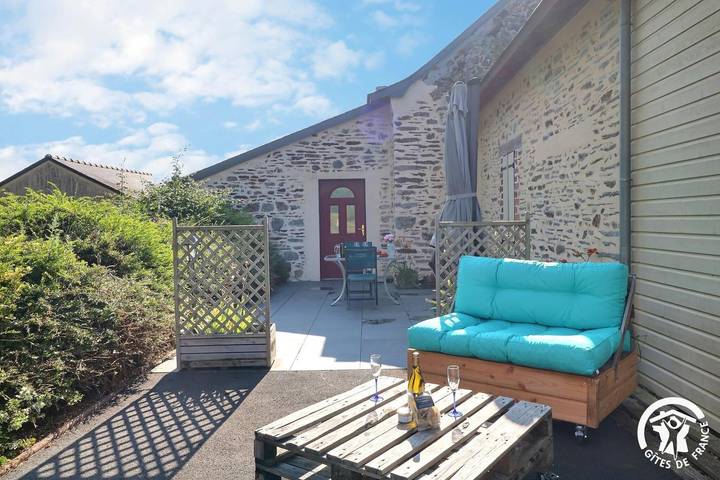 Gîte pour 2 personnes, avec Terrasse ainsi que Jardin et Vue à Janzé