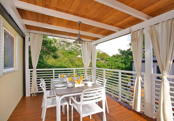 Camping für 6 Personen, mit Terrasse und Pool in Lanterna