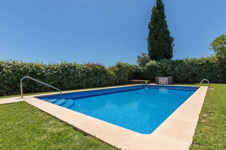 Location de vacances pour 6 personnes, avec jardin ainsi que piscine et terrasse à Bellcaire d'Empordà