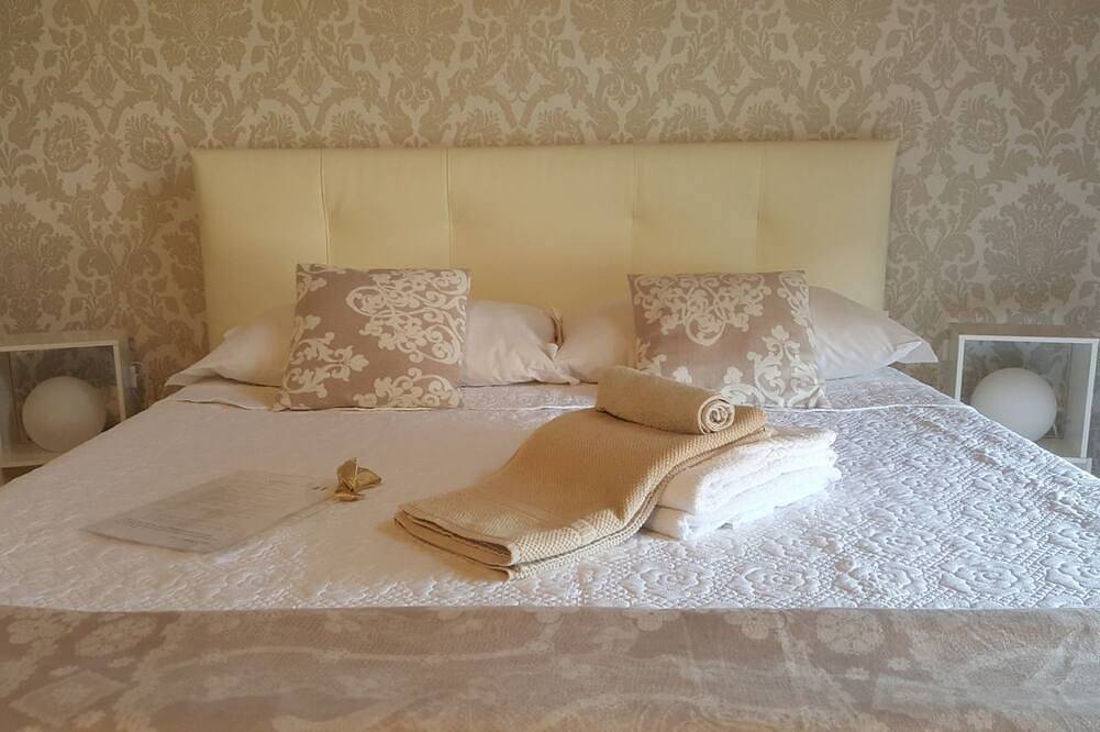 Double Room Shared Bathroom In Donizetti Attic in Bergamo, Bergamo Provinsen
