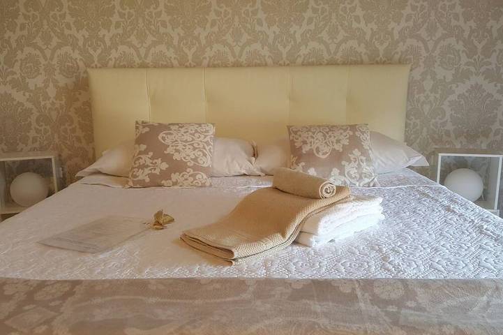 Double Room Shared Bathroom In Donizetti Attic in Bergamo, Provincia di Bergamo