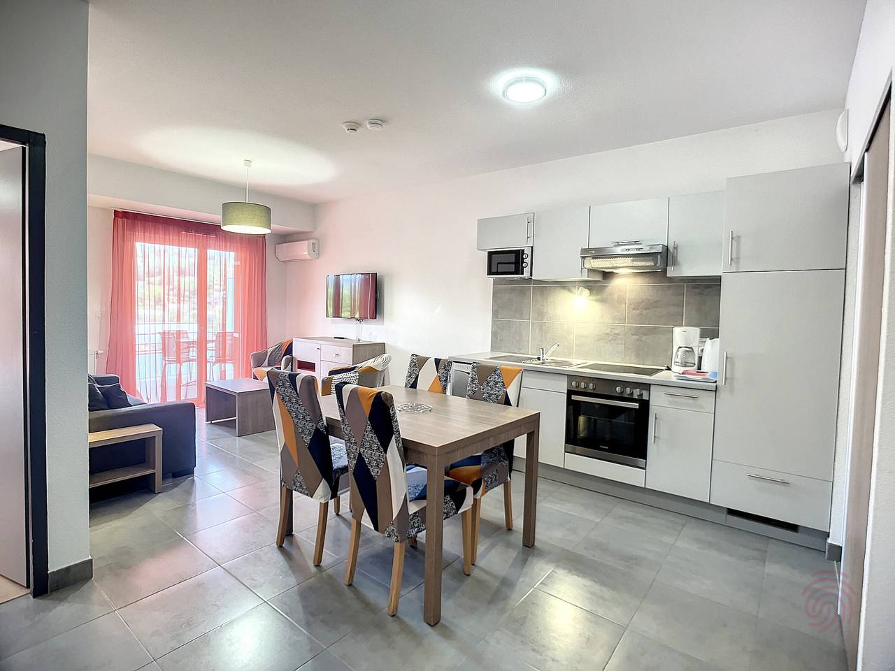 Appartement entier, Bel F2 climatisé, terrasse, parking, à 50m des Thermes de Lamalou-les-Bains, animaux acceptés in Lamalou-les-Bains, Région de Béziers