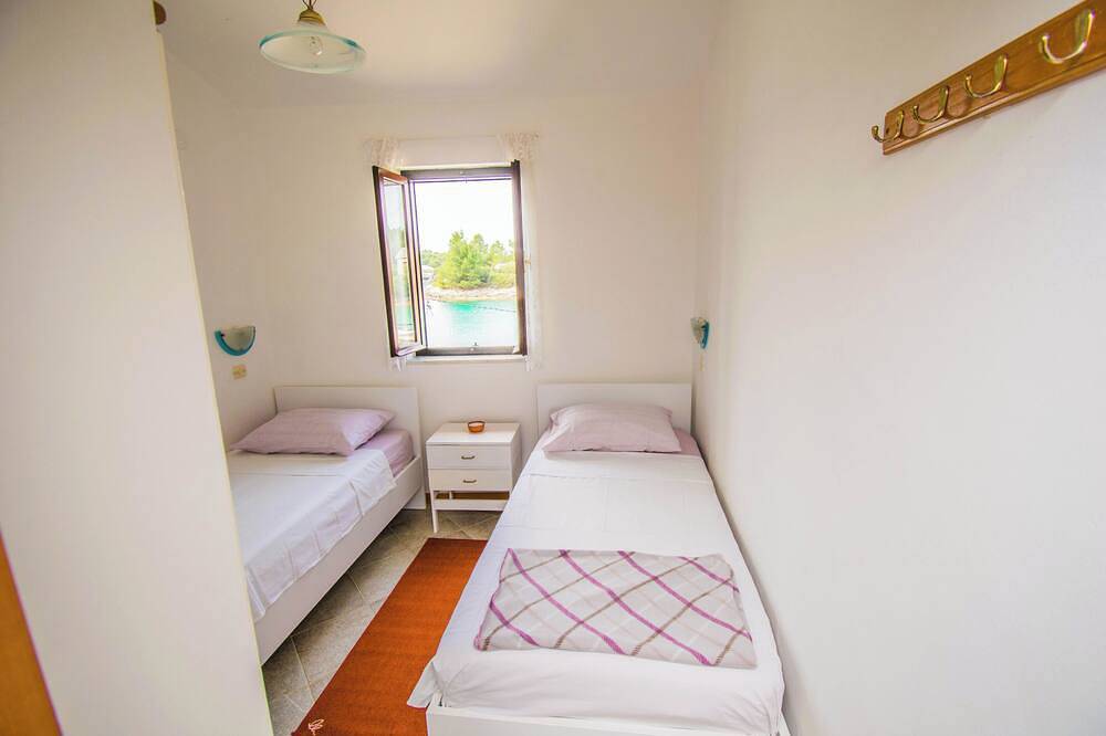Cijeli apartman, Apartment Punta Orange, only 5m from the sea, the island of Cres in Cres