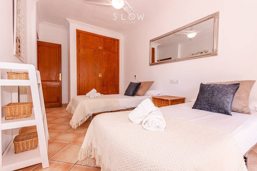 Villa Ewa, moderna casa vacacional con piscina, Bbq y vistas parciales al mar en Cala Pi in Cala Pi, Lluchmayor