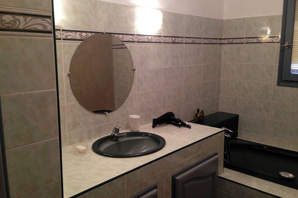 Villa climatisée avec jardin arboré dans residence privative à 150 m de la mer in Ajaccio, Région d'Ajaccio