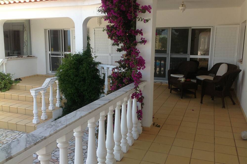 Casa Borboleta Villa ben tenuta con vista sul mare, ampio giardino e piscina, posizione da sogno in Arrifana, Aljezur