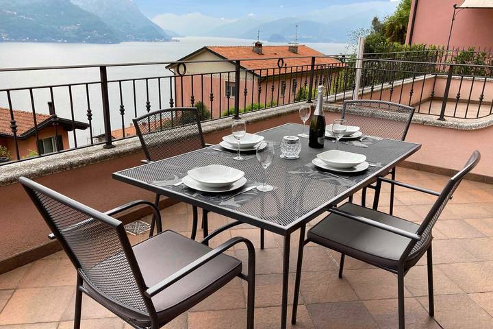 Agriturismo per 4 persone, con vista lago e piscina nonché terrazza, adatto a famiglie con bambini in Provincia di Como
