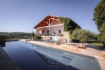 Gîte pour 14 personnes, avec balcon et jardin, animaux acceptés à Puycelsi