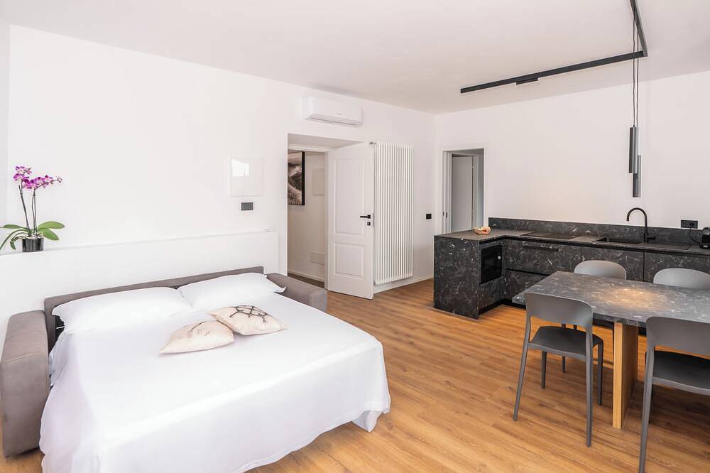 Ganze Wohnung, Dn Art Royale: Villa w/ Private Spa, Hot Tub & Stunning Lake Como View Terrace in Cazzanore (Blevio), Blevio