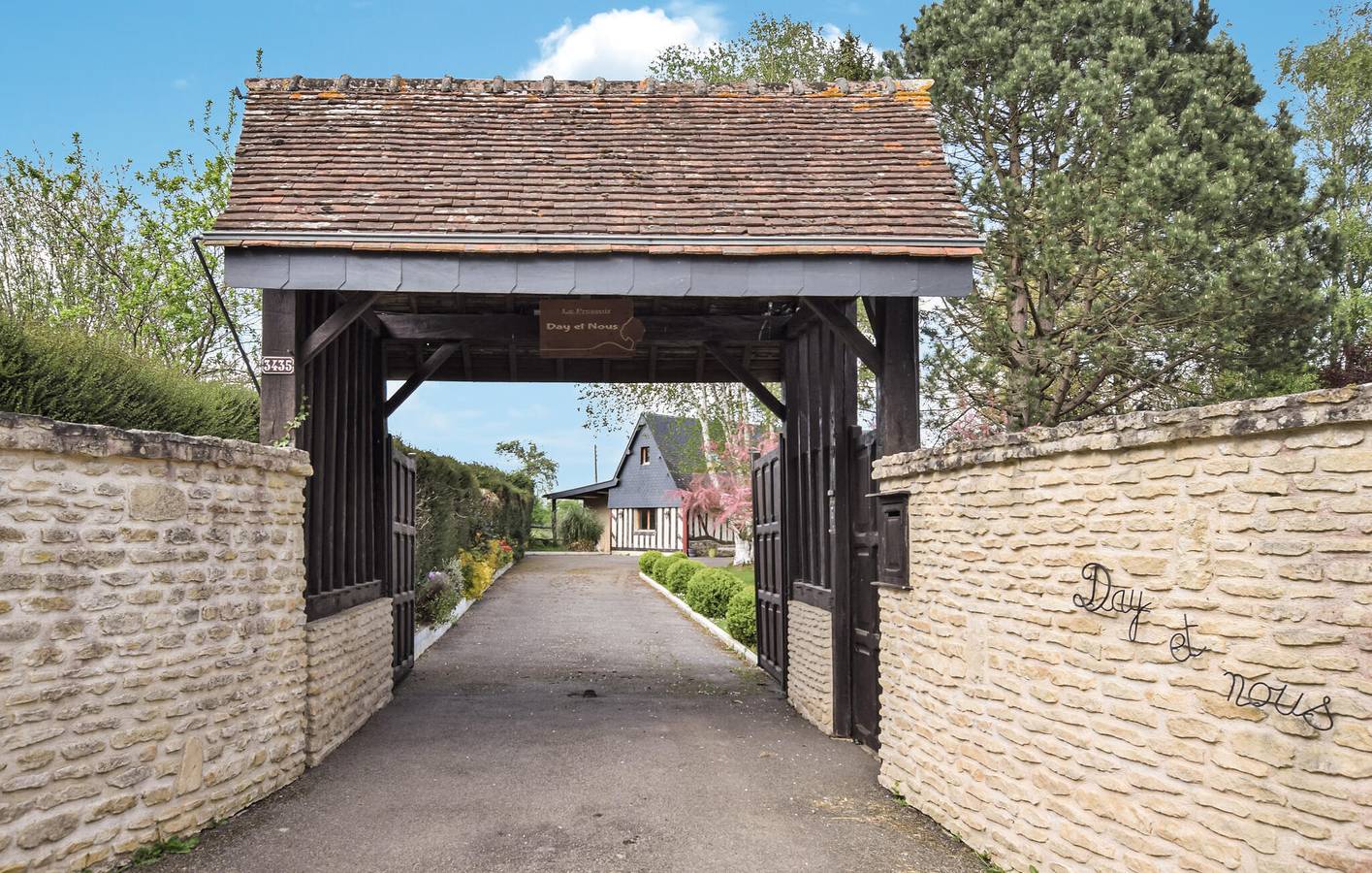 Charmantes Apartment mit Pool und Garten, 1,5 km von La Croupte entfernt in Livarot-Pays-d'Auge, Lisieux und Umgebung