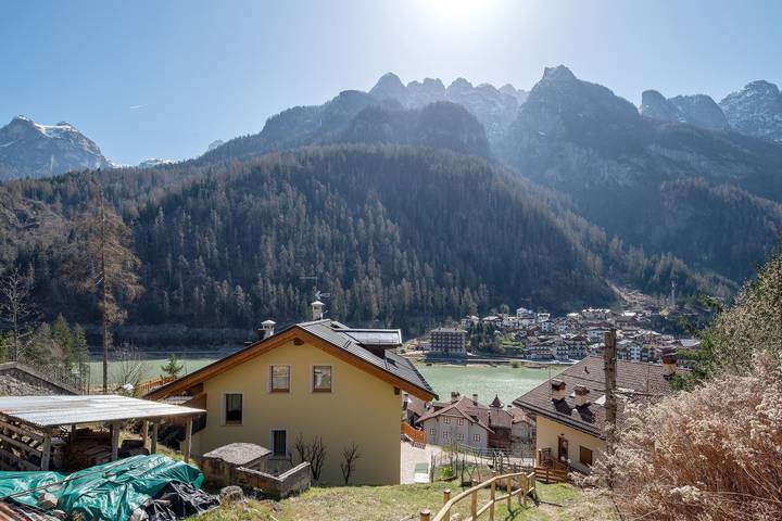 Apartment 'La Busa' with Lake View, Private Garden and Wi-Fi in Rocca Pietore, Dolomiti Superski