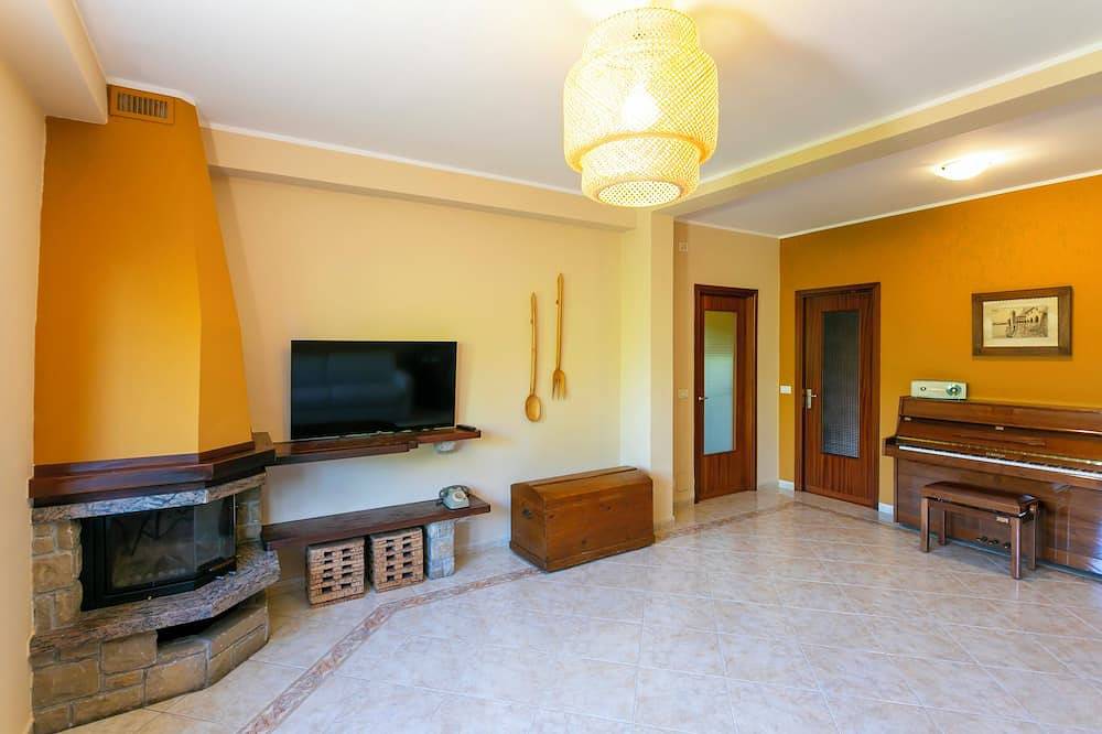 Vacation home with large garden and barbecue in Brezzo di Bedero, Lago Maggiore (Lombardei)