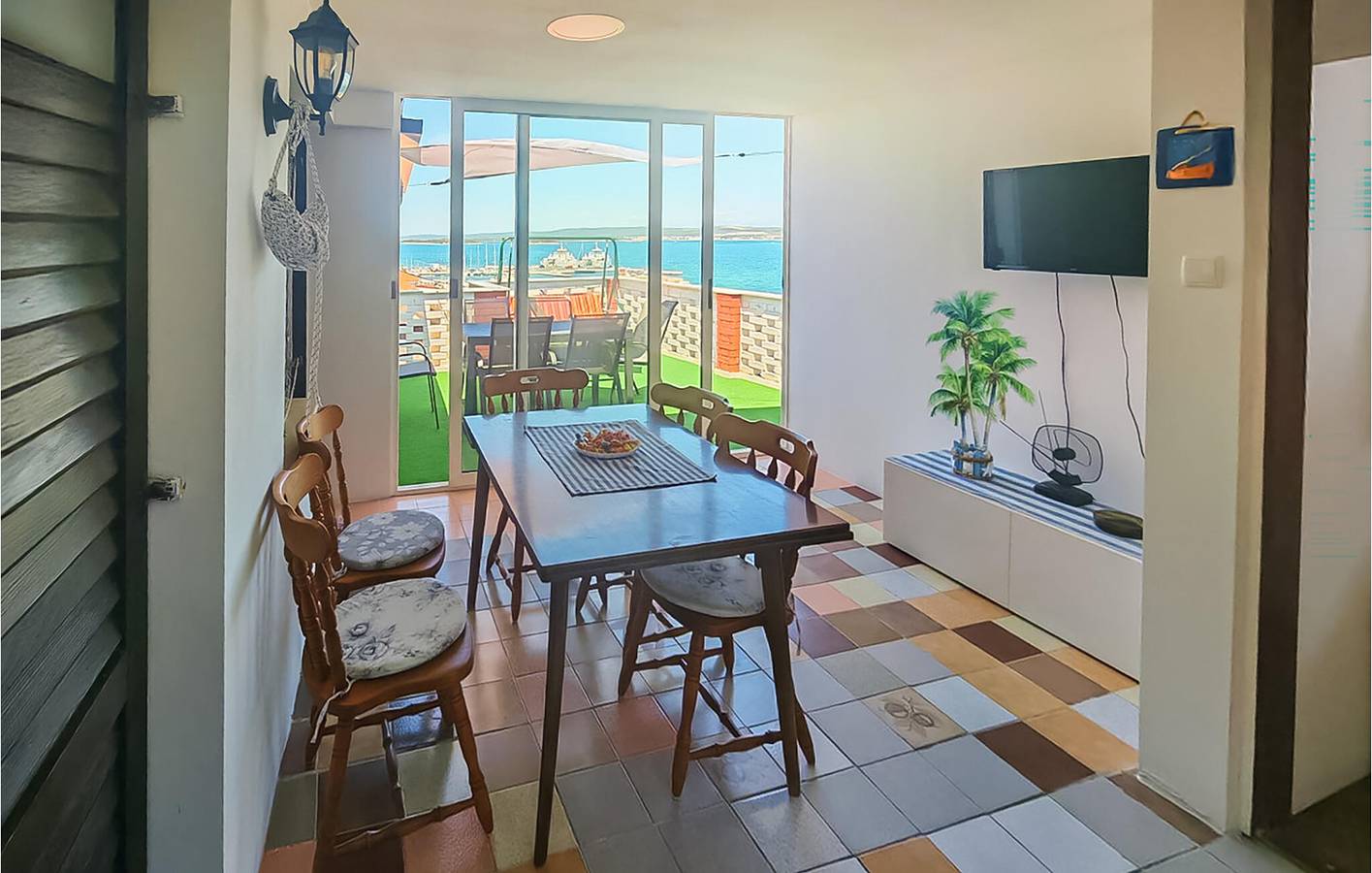Ganze Ferienwohnung, Apartment mit Meerblick, WLAN, Küche, Terrasse und Parkplatz – 2,5 km vom Strand entfernt in Tkon, Pasman