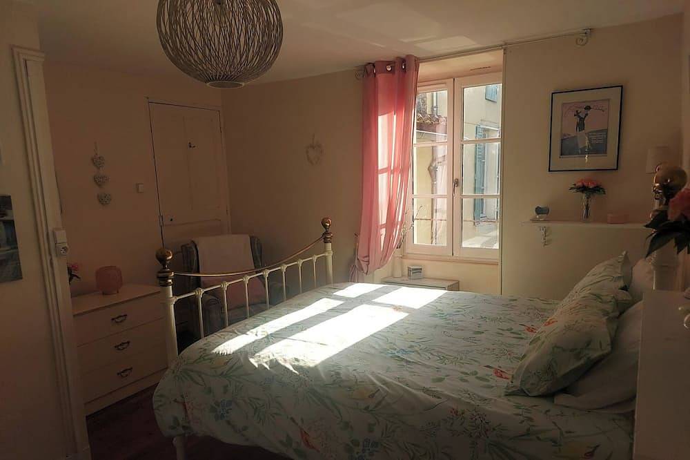 2Bed House Sleeps 4 - Parking, Views, 3min to Town in Confolens, Charente