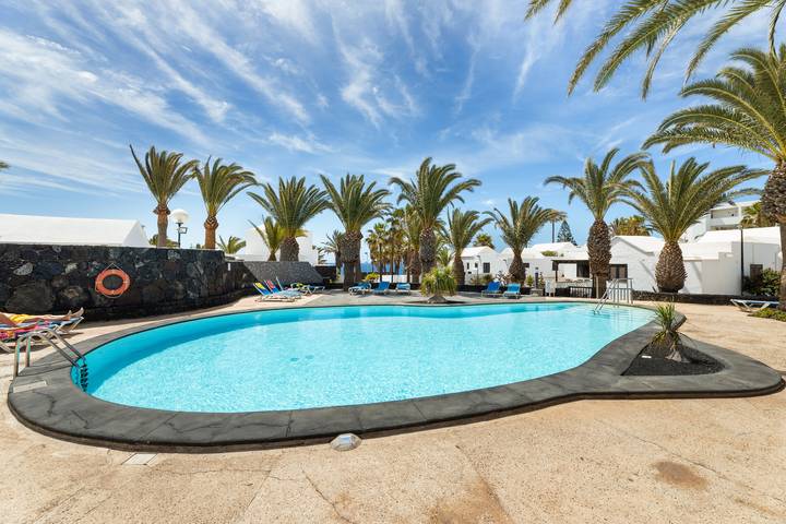 Bungalow para 2 personas, con Terraza además de Jardín y Piscina para niños en Costa Teguise
