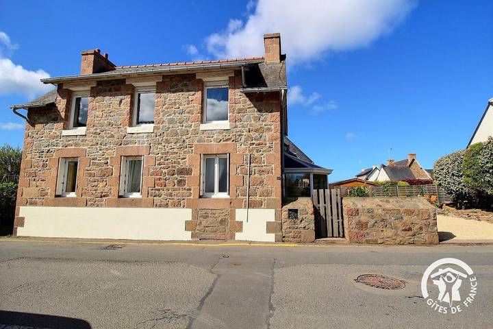 Gîte pour 4 personnes, avec Terrasse et Vue dans Plage Saint-Guirec - 2