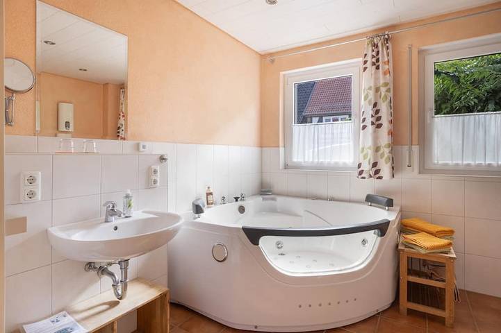 Ferienwohnung für 2 Personen, mit Whirlpool und Garten sowie Sauna in Diemelstadt