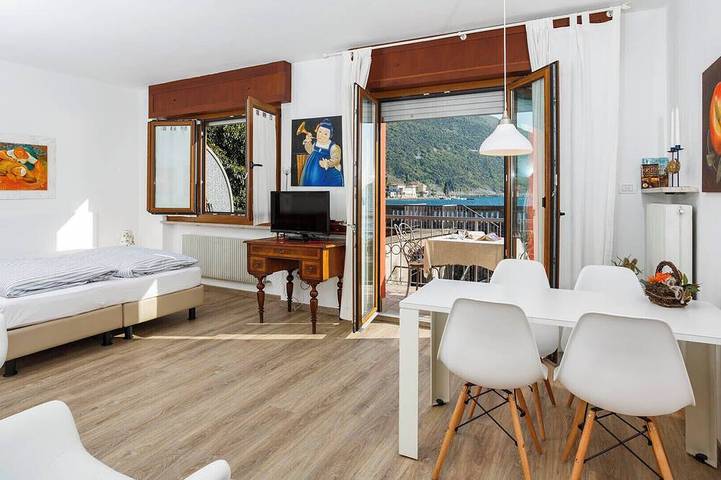 Apartamento entero, Beust House - Christa - Balcony on the lake - 50 meters from the beach in Torbole, Nago-Torbole