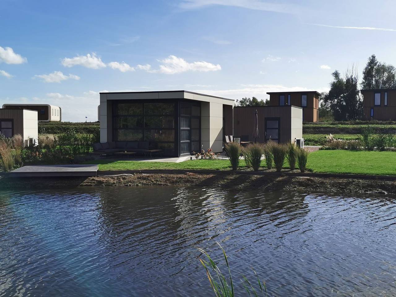 Modernes Chalet 'Aan het Oever' mit eingezäuntem Garten & Airco in Olburgen/Nl in IJssel