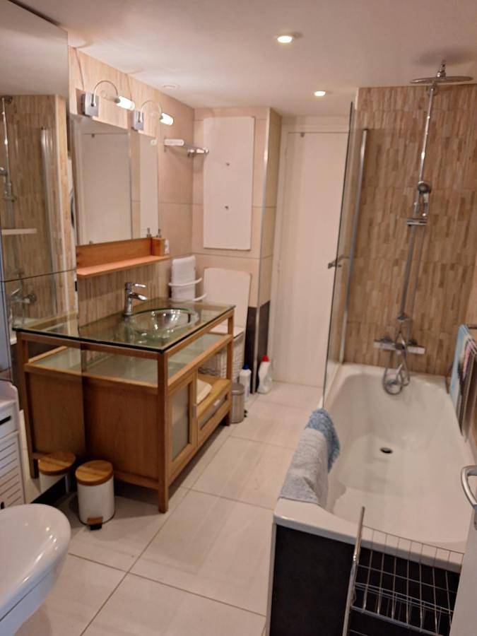 Gîte pour 2 personnes, avec jardin ainsi que terrasse et vue dans Plage de Banastère - 3