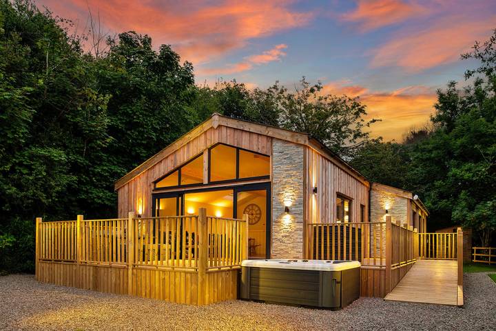 Villa with pool for 6 people, with garden and balcony, child-friendly in England