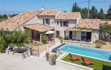 Gîte pour 6 personnes, avec piscine ainsi que terrasse et jardin à Violès