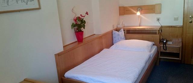 Hotel "Zum Goldenen Hirschen"   -  Kirchenwirt - Einzelzimmer in Göstling an der Ybbs, Mostviertel