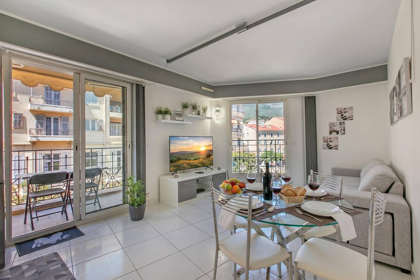 Entire apartment, Victoria Beach White Apt in Menton, Mediterranean Coast (France)