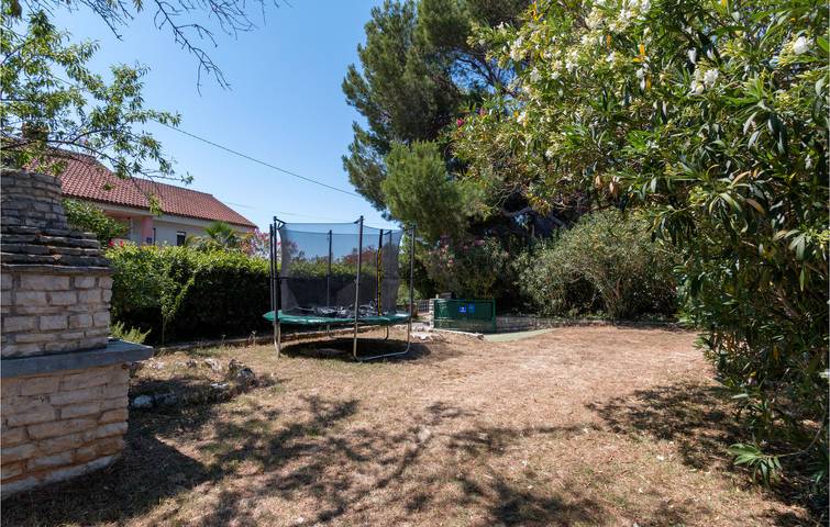 Gemütliche Ferienwohnung mit Terrasse, Klimaanlage und Parkplatz in der Nähe des Strandes Bijela in Premantura, Südküste Istrien