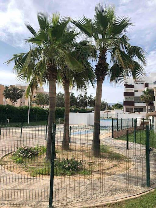 Apartamento para 6 personas, con Terraza además de Jardín y Piscina en Retamar