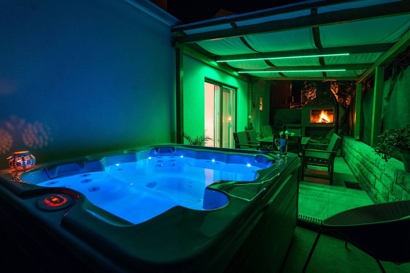 Apartamento entero, Apartment Boris (St) - Two Bedroom Apartment with Terrace and Jacuzzi in Trogir, Condado de Split-Dalmacia