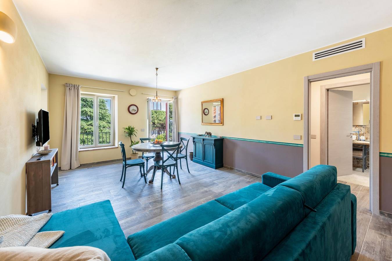 Appartamento intero, Appartamento 'Abaye 4 Merlot - Charm' con piscina condivisa, Wi-Fi e aria condizionata in Soiano del Lago, Prealpi Gardesane