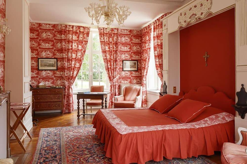 Elegant historic castle with pool, tennis, and Wi-Fi in Yvetot-Bocage in Yvetot-Bocage, Côte de la Déroute
