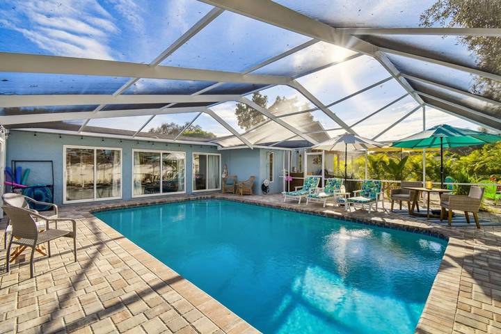 Vacation rental for 8 people, with balcony and yard, kid friendly in Tarpon Springs