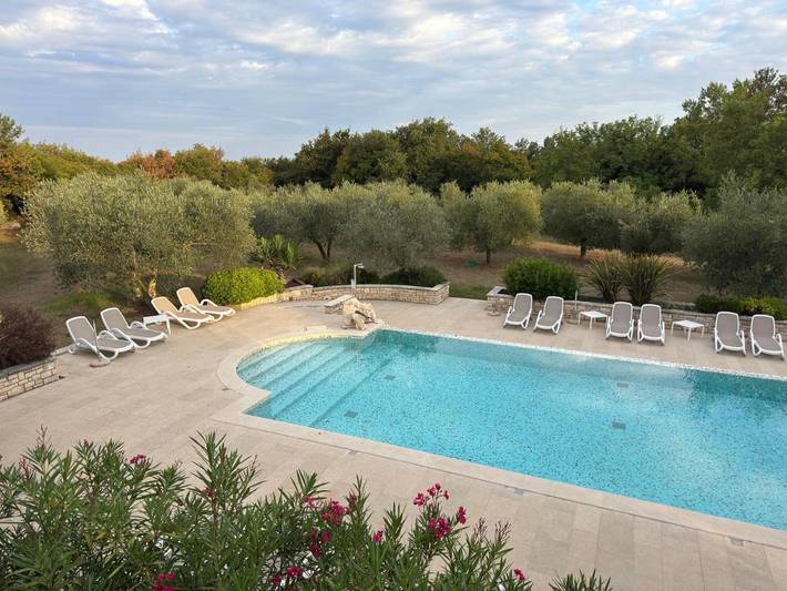 Ferienanlage für 6 Personen, mit Pool und Ausblick sowie Garten, mit Haustier in Umag