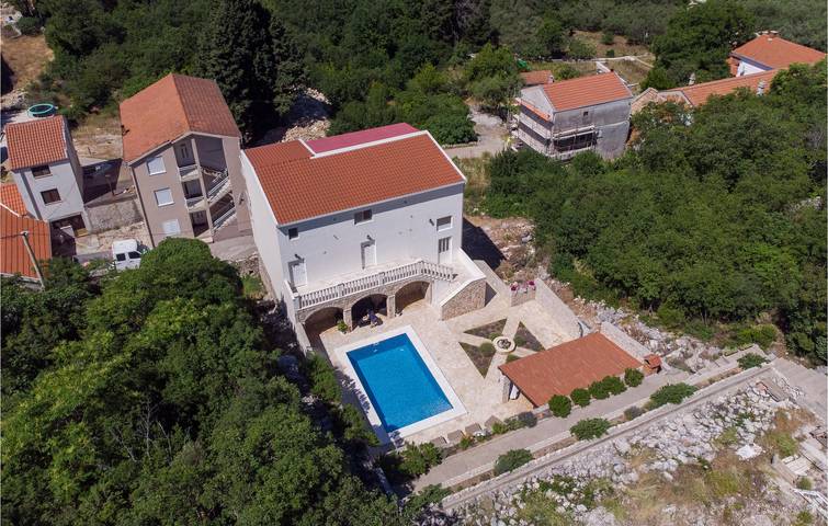 Geräumige 2-Zimmer-Wohnung mit Pool, in Strandnähe und mit guter Infrastruktur in Dubrovnik-Neretva