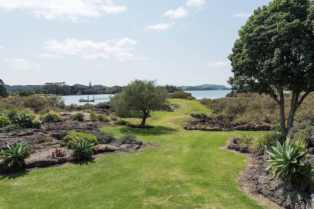 Northern Lodge - cottage in a quiet rural setting, lush tropical gardens in Kerikeri, Bay Of Islands