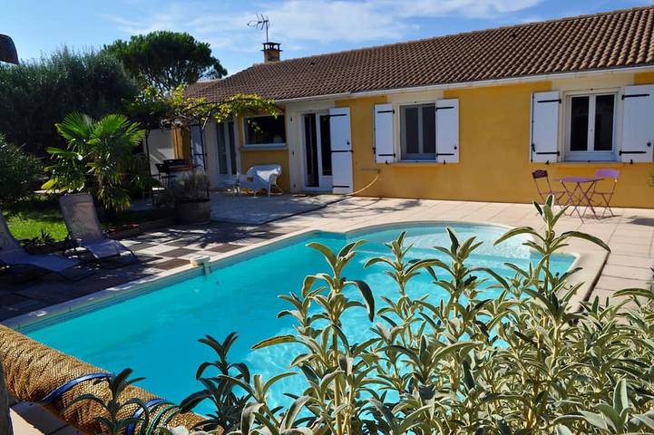 Maison de vacances pour 4 personnes, avec terrasse ainsi que jacuzzi et jardin