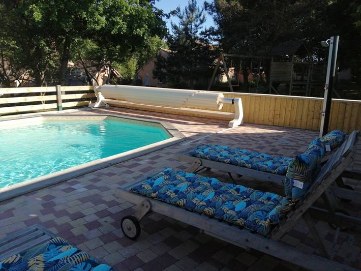 Gîte pour 3 personnes, avec jardin ainsi que piscine et terrasse