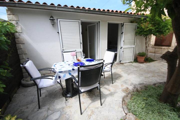 Ferienwohnung für 4 Personen, mit Balkon/Terrasse und Pool in Trogir