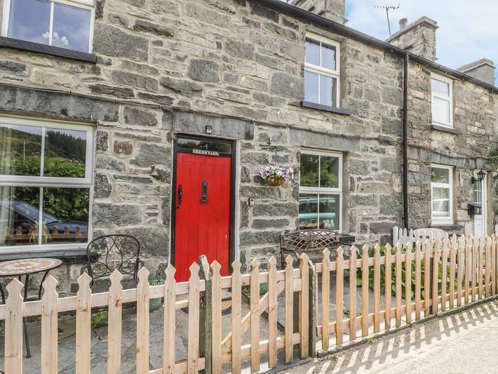 Cottage for 5 people, with Terrace and Garden in Penmachno