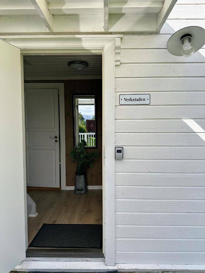 Koselig vestlandshus ved fjorden in Askvoll