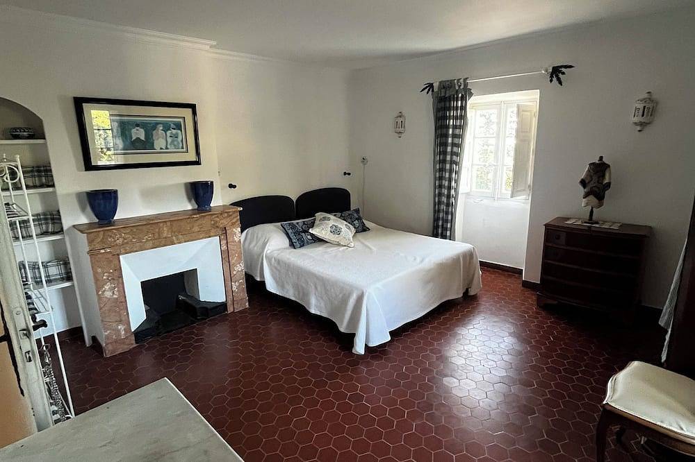 Appartement entier, Appartement 4 chambres dans un château du 16ème siècle in Viols-le-Fort, Côte méditerranéenne (France)