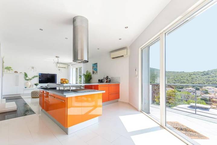 Location de vacances pour 12 personnes, avec Jacuzzi et Terrasse ainsi que Jardin et Piscine à Le Pradet - 2