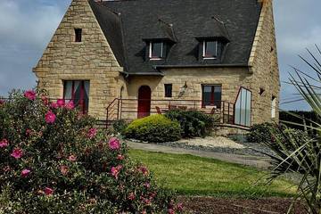 Grande maison en pierres face à l’île de Bréhat – Vue Mer