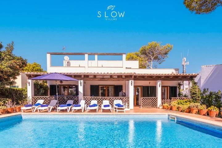 Ferienhaus für 8 Personen, mit Balkon und Terrasse sowie Garten und Pool in Cala Pi