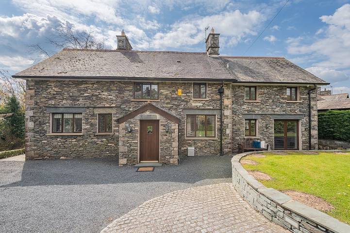 Holiday home for 10 people, with hot tub and garden in the Lake District