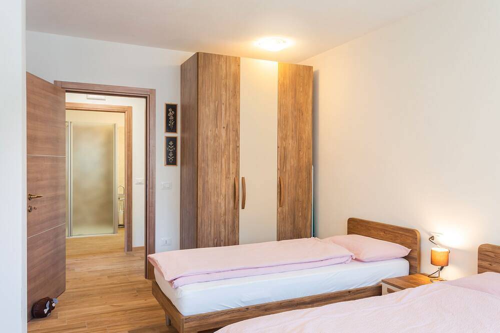 Lodge Mit Erstaunlichem Blick Auf Den See Und Die Dolomiten in Molveno, Brentagruppe