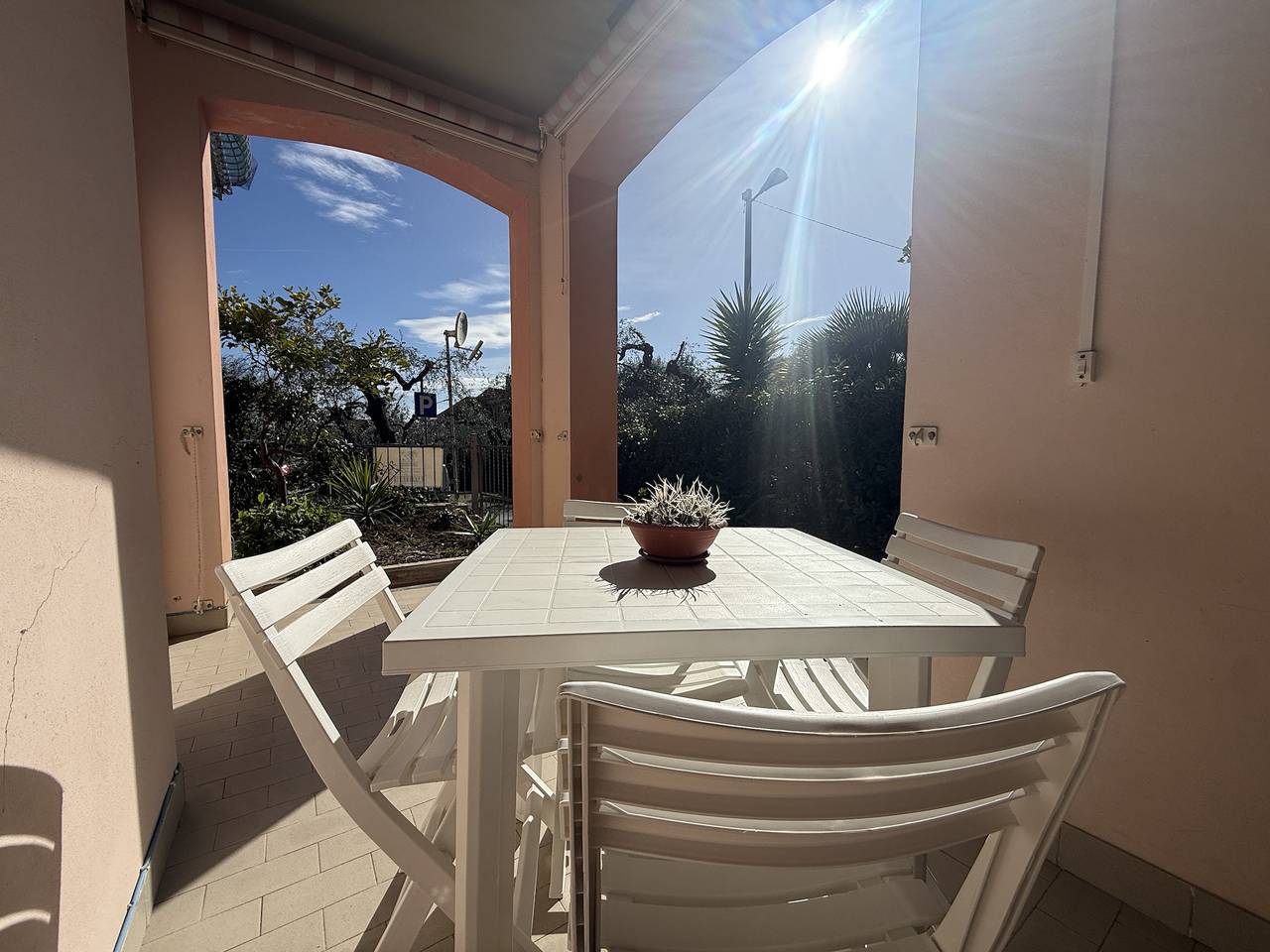 Appartamento intero, Relax con terrazza, giardino e posto auto in Bande di Là-Rollo, Andora