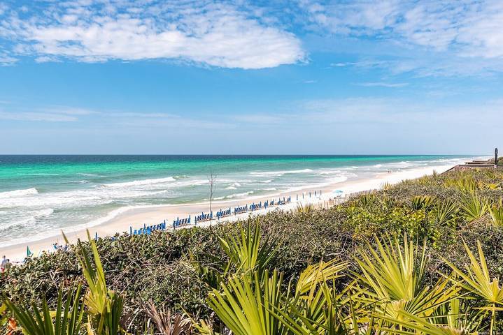 Vacation rental for 11 people, with balcony and pool in Alys Beach